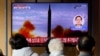 人们在韩国首尔观看朝鲜从其东海岸发射弹道导弹的电视新闻。(2022年11月3日)