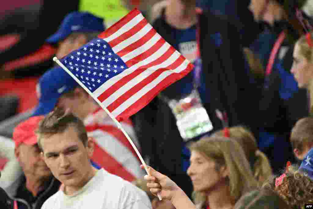 Mokumisi ya Etats-Unis azali koningisa bendele ya Amerika na match ya ekipi na ye na Pays de Galla ya groupe B ya mondial Qatar 2022 na stade Al-Rayyan, west ya Doha, 21 novembre 2022. (Photo Patrick T. FALLON / AFP)