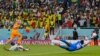 Mayambi ya Sénégal #16 Edouard Mendi alandi ndembo kasi azwi yango ne mpe mongete mokoti nsima na milieu ya terrain ya Netherland #14 Davy Klaassen kobeta mobombo na match ya yambo ya groupe A ya Mondial Qatar 2022, stade Al-Thumama, Doha, 21 novembre 202