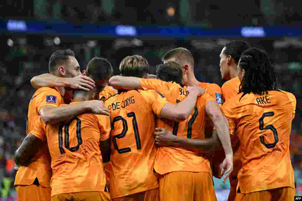 Milieu ya terrain ya Netj=herland #14 Davy Klaassen (mohindo) azali kosepela na baninga ba ekipi na ye nsima na kotia mongete na match ya yambo ya groupe A ya Mondial Qatar 2022 na Sénégal, na stade Al-Thumama, Doha, 21 novembre 2022.