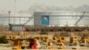 Tangki penyimpanan minyak mentah milik Saudi Aramco, di Jeddah, Arab Saudi, 21 Maret 2021. (Foto: AP)