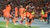L'attaquant ivoirien #14 Oumar Diakite (C) enlève son maillot alors qu'il célèbre avec ses coéquipiers le deuxième but de son équipe lors du match de football des quarts de finale de la Coupe d'Afrique des Nations (CAN) 2024 (Photo Issouf SANOGO / AFP)