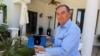Gerry Paulus memegang DNA Memorial Kit yang diberikan kepada keluarga oleh Celestis, inc. sebagai kenang-kenangan bagi para pengguna jasa penguburan luar angkasa mereka, di Mesa, Arizona, AS, 26 Juni 2023. (REUTERS/Liliana Salgado)