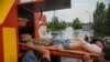 Tim evakuasi membawa seorang warga dari area banjir setelah bendungan Nova Kakhovka di Kherson hancur, pada 7 Juni 2023. (Foto: Reuters/Vladyslav Musiienko)