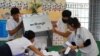 Petugas pemilu menghitung surat suara di TPS pada hari pemilihan umum Kamboja, di Phnom Penh, Kamboja, 23 Juli 2023. (Foto: REUTERS/Cindy Liu)

