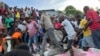 Sejumlah warga tampak menggotong seorang warga yang terluka akibat gempa di wilayah Jeremie, Haiti, pada 6 Juni 2023. (Foto: AP/Ralph Simon)