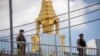 Polisi Thailand berjaga di luar parlemen selama penghitungan suara, di Bangkok, Thailand, Kamis, 13 Juli 2023. (AP/Wason Wanichakorn)