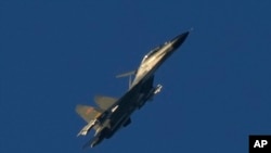 Sebuah jet tempur militer J-11 China terbang di atas Selat Taiwan dekat Pingtan, daratan terdekat China ke pulau Taiwan, di Provinsi Fujian China tenggara pada 5 Agustus 2022. (Foto: AP)