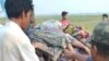 মধ্য মিয়ানমারের সাগাইংগ অঞ্চলে মাইইনমু এলাকার নিয়াউং ইন গ্রামে আবিষ্কৃত মরদেহগুলো একটি ঠেলাগাড়িতে রাখা হয়; ২ মার্চ, ২০২৩। 