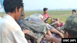 মধ্য মিয়ানমারের সাগাইংগ অঞ্চলে মাইইনমু এলাকার নিয়াউং ইন গ্রামে আবিষ্কৃত মরদেহগুলো একটি ঠেলাগাড়িতে রাখা হয়; ২ মার্চ, ২০২৩। 