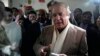 نواز شریف نے لاہور میں ماڈل ٹاؤن کے پولنگ اسٹیشن میں ووٹ ڈالا۔فوٹو اے پی
