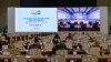 Para anggota delegasi menunggu pertemuan Menteri Keuangan G20, Gubernur Bank Sentral, dan Wakil Gubernur Bank Sentral di Ghandinagar, Sabtu, 15 Juli 2023. Menteri-menteri Keuangan G7 juga akan menggelar pertemuan di sela-sela pertemuan G20. (Foto: Punit Paranje/AFP)