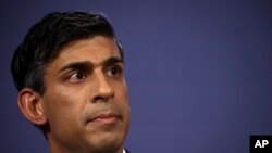 FILE - Perdana Menteri Inggris Rishi Sunak di Downing Street Nomor 9, London, 13 Juli 2023.