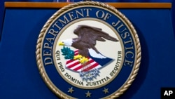 Logo dari Departemen Kehakiman AS dalam foto yang diambil di Washington, pada 28 November 2018. (Foto: AP/Jose Luis Magana)