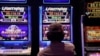 Seseorang sedang melakukan judi di mesin poker di sebuah pub di Sydney, Australia, 19 September 2022. (Foto: REUTERS/Loren Elliott)