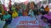 Para korban tragedi pabrik garmen Rana Plaza melakukan mogok makan pada hari jadinya yang ke-10 di lokasi di mana bangunan tersebut pernah berdiri di Savar di pinggiran Dhaka pada 24 April 2023. (Foto: AFP)