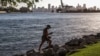 Seorang pria tampak berjalan di atas bebatuan di South Point Park di Miami Beach, Florida, di tengah gelombang panas yang melanda wilayah AS, pada 26 Juni 2023. (Foto: AFP/Giorgio Viera)