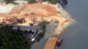 Sebuah tongkang memuat pasir, untuk diekspor ke Singapura, dari area pertambangan di Pulau Bintan, 7 Februari 2007. (Foto: REUTERS/Yuli Seperi)