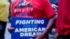 FILE: Seorang anggota serikat pekerja Unit,ed Auto Workers memegang tanda di luar Pabrik Perakitan Stellantis Sterling Heights, menandai dimulainya negosiasi kontrak di Sterling Heights, Michigan, AS 12 Juli 2023. (REUTERS/Rebecca Cook)