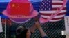 Seorang pedagang menyiapkan makanan dan minuman di stan yang menampilkan planet berbentuk bendera China dan Amerika selama Karnaval Musim Semi di Beijing pada 13 Mei 2023. (Foto: AP)