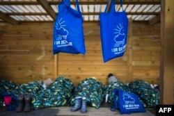 Anak-anak PAUD "I Ur och Skur" di Jarvastaden, Solna, Swedia, bersiap untuk tidur siang di luar ruangan setiap hari, 1 Maret 2023. (Jonathan NACKSTRAND / AFP)