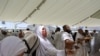 Para jemaah haji menjalankan ritual melempar batu sebagai bagian dari ritual ibadah haji di Mina, pada 28 Juni 2023. (Foto: AFP/Sajjad Hussain)