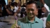 Hun Manet, putra Perdana Menteri Kamboja Hun Sen, menunjukkan jarinya yang sudah dicelup tinta usai memasukkan surat suara dalam pemilu Kamboja di Phnom Penh, Kamboja, 28 Juli 2023. (Foto: Cindy Liu/Reuters)
