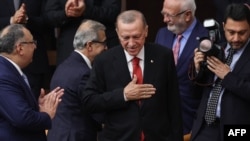 Presiden Turki Recep Tayyip Erdogan memberi isyarat saat dia menghadiri upacara pengambilan sumpah wakil ke-28 di Majelis Nasional Agung Turki di Ankara, Turki pada 2 Juni 2023. (Foto: AFP)