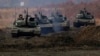 Tank Tipe 90 Pasukan Bela Diri Darat Jepang (JGDDF) bermanuver di tengah latihan tahunan di Kamp Minami Eniwa di Eniwa, Pulau Hokkaido di utara Jepang, 7 Desember 2021. (Foto: AP)