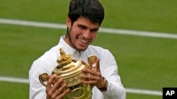 Petenis Spanyol Carlos Alcaraz merayakan keberhasilannya menjuarai Grand Slam Wimbledon dalam pertandingan final di London, pada 16 Juli 2023. (Foto: AP/Alastair Grant)