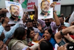 Pekerja partai Kongres merayakan putusan Mahkamah Agung India dalam kasus pencemaran nama baik pemimpin partai Rahul Gandhi, di luar kantor partai di Mumbai, India, 4 Agustus 2023. (Foto: AP)