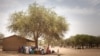 Une campagne de vaccination opérée par les autorités sanitaires soutenues par l'ONG française Première Urgence Internationale (PUI) dans le village d'Agang, à l'est du Tchad, à la frontière avec le Soudan occidental, le 25 mars 2019. (Photo Amaury HAUCHARD / AFP)