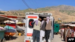 دھماکے میں ہلاک ہونے والوں کے عزیز ان کی لاشیں لے جارہے ہیں۔ فوٹو اے ایف پی