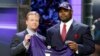 Pemain American Football Michael Oher (kanan) berpose setelah terpilih sebagai pemain Baltimore Ravens untuk musim 2009 dalam sebuah acara di New York, pada 25 April 2009. (Foto: Reuters/Ray Stubblebine)