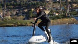 Stacey Kitchen mengendarai sepeda listrik hydrofoil Manta 5 di Danau Las Vegas, selama berlangsungnya Consumer Electronics Show (CES) 2020, di Henderson, Nevada, 10 Januari 2020. (DAVID MCNEW / AFP)