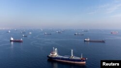 Kapal-kapal komersial yang membawa biji-bijian dalam kesepakatan biji-bijian Laut Hitam menunggu untuk melintasi Selat Bosphorus, di Istanbul, Turki, 31 Oktober 2022. (Foto: Umit Bektas/Reuters)