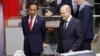 Presiden Joko Widodo dan Kanselir Jerman Olaf Scholz melihat komponen di stan Siemens, saat mereka berkunjung ke pameran teknologi Hanover.