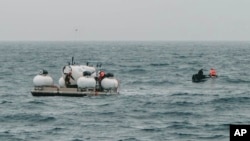 Kapal selam Titan dipersiapkan untuk menyelam ke wilayah terpencil Samudera Atlantik dalam ekspedisi kapal Titanic pada 18 Juni 2023. (Foto: via AP)