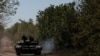 Prajurit Ukraina mengendarai tank menuju kota garis depan Bakhmut, di tengah serangan Rusia terhadap Ukraina, di wilayah Donetsk, Ukraina 12 Mei 2023. (REUTERS/Sofiia Gatilova)