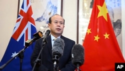 FILE - Duta Besar China untuk Australia Xiao Qian berbicara kepada media di Kedutaan Besar China di Canberra, 18 Mei 2023. 