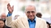Sutradara Martin Scorsese melambaikan tangan ke arah kamera dalam acara pemutaran perdana film besutannyaa "Killers of the Flower Moon" di Festival Film Cannes di Cannes, Prancis, pada 21 Mei 2023. (Foto: AFP/Loic Venance)