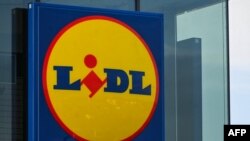 Logo supermarket Lidl di Bethune, Prancis utara, 28 November 2022. (DENIS CHARLET/AFP)