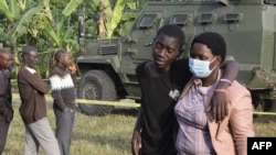 Seorang anak laki-laki di lokasi serangan di Mpondwe, Uganda, pada 17 Juni 2023 di Sekolah Menengah Mpondwe Lhubiriha. (Foto: AFP)