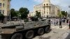 Orang-orang berjalan melewati pengangkut personel lapis baja di Kota Rostov-on-Don, pada 24 Juni 2023. (Foto: AFP)