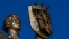 Para pekerja mengangkat lambang nasional Ukraina sebelum memasangnya ke perisai monumen 'Ibu Pertiwi' menggantikan lambang Soviet, di Kyiv, Ukraina 6 Agustus 2023. (Foto : REUTERS/Valentyn Ogirenko)