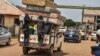 Le Nigeria est confronté à l'augmentation du coût de la vie et à l’insécurité liée à l'insurrection djihadiste. L'expression "No dey gree for anybody" s'est muée en slogan collectif qui permet à la population d'exprimer sa résilience face aux difficultés. (Photo AFP)