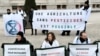Sejumlah aktivis memegang poster yang bertuliskan "Pertanian tanpa pestisida dapat dilakukan" dalam aksi demo di Paris menuntut pengurangan penggunaan pestisida pada 4 Maret 2023. (Foto: AFP/Stephane de Sakutin)