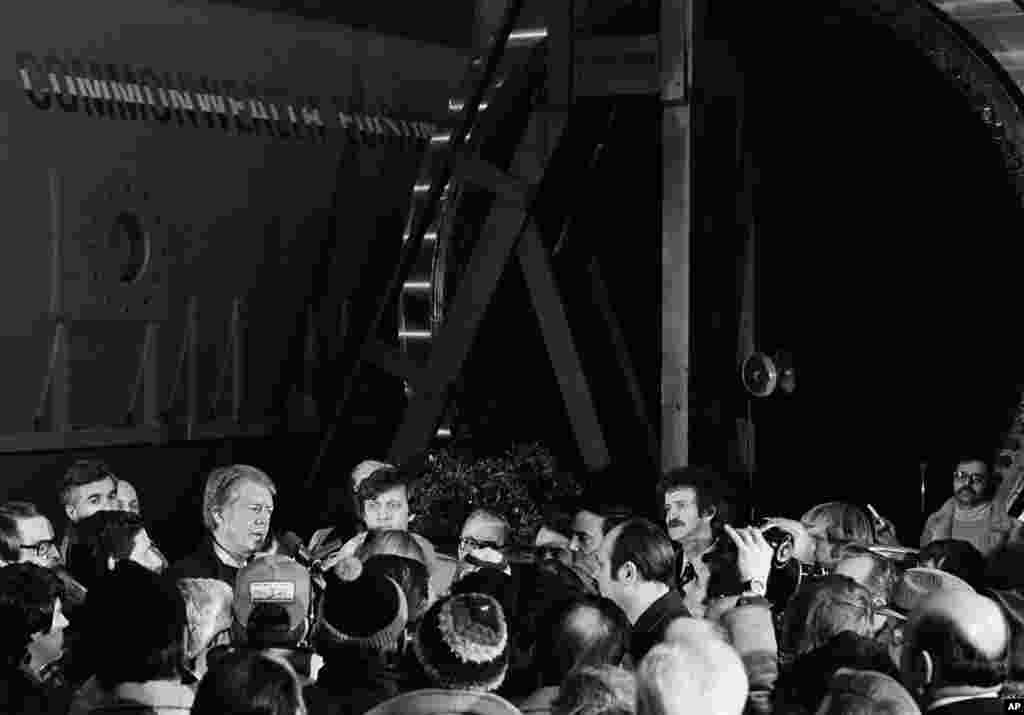 تیس جنوری 1977: صدر جمی کارٹر ریاست پینسلوینیا میں ایندھن کی قلت سے متعلق خیالات کا اظہار کر رہے ہیں۔ 