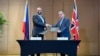 Menteri Luar Negeri Inggris James Cleverly dan Menteri Luar Negeri Filipina berjabat tangan usai pertemuan di Manila, Ibu Kota Filipina, Selasa, 29 Agustus 2023. (Foto: Philippine Department of Foreign Affairs/AFP)