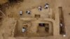 Para arkeolog sedang mempelajari dinding polikrom berusia 4.500 tahun, bagian dari kuil milik periode Prakeramik Akhir, di Huaca Tomabal di Lembah Viru, Peru, 22 Agustus 2023. (Foto: Feren Castillo/PAVI via REUTERS)